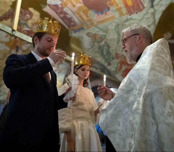 Церемония венчания  в храме Успения Пресвятой Богородицы в Путинках, Москва 14 октября 2020 г. 