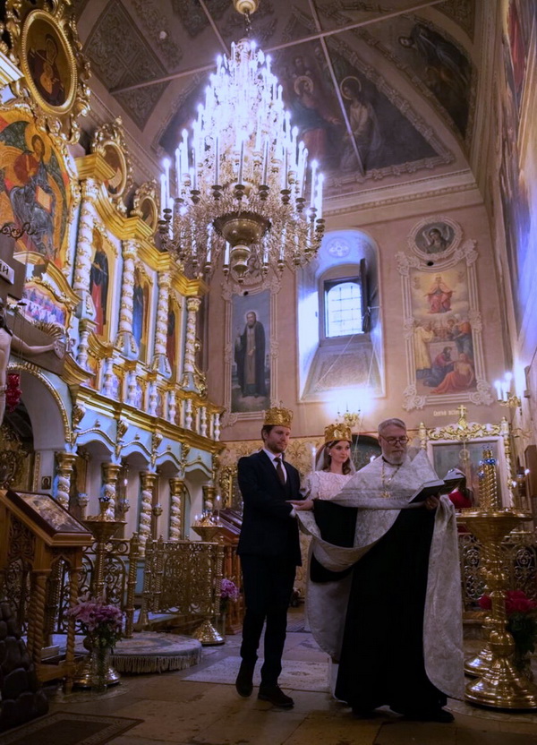 Церемония венчания  в храме Успения Пресвятой Богородицы в Путинках, Москва 14 октября 2020 г.  Венчает о.Геннадий