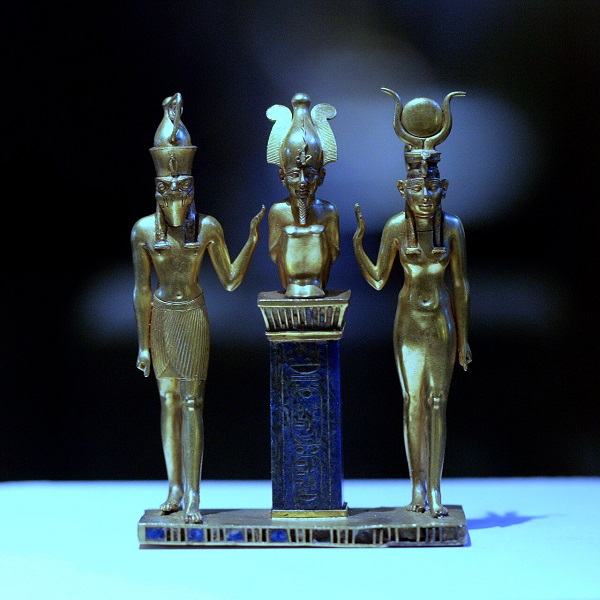 Египетские боги составляют огромный пантеон --все видимое в природе принималось древними за видимый образ божества: земля, небо, солнце, звёзды, горы, вулканы, реки, ручьи, деревья