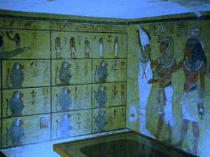 Эта древнеегипетская роспись олицетворяет время 12 повторяющихся рисунков -- 12 часов дня или ночи