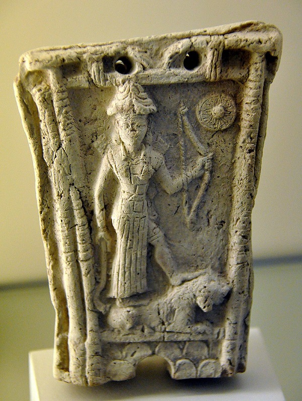 Вооруженная Иштар, стоящая на льве Терракотовая палетка старовавилонского периода шумеро-аккадская мифология Пергамский музей