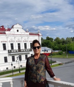 Ирина Козачек на фоне Губернаторского дома Музея Семьи Императора Николая II