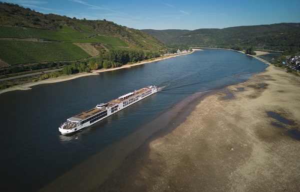 Песчаная отмель на реке Рейн Фото: DPA/ТАСС