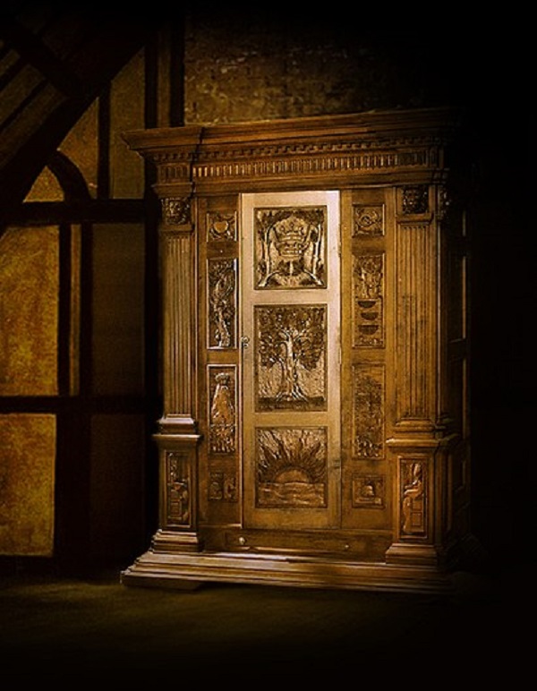 Платяной шкаф из фильма "Хроники Нарнии. Лев, колдунья и волшебный шкаф"