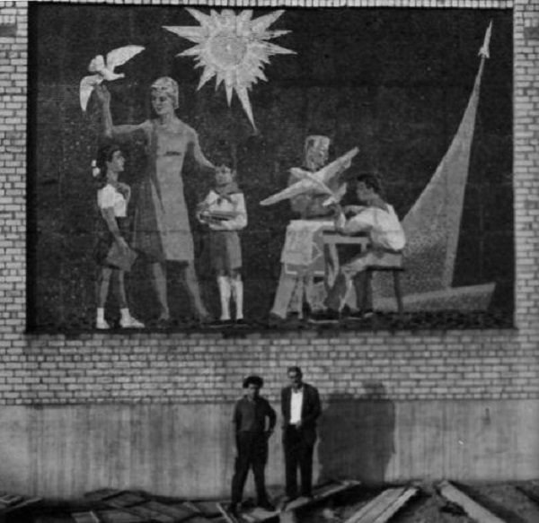 Виктор Арнаутов, Григорий Пришедько Мозаика на фасаде здания школы №54 Мариуполь 1965 г. 