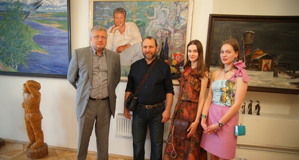 Юрий Поляков, Александр Рябичев, София Загряжская, Даниэла Рябичева на выставке  "Портрет Российской словесности"