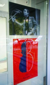 Портрет поэта и "Дубовый лист виолончельный" встречают посетителей библиотеки имени Андрея Вознесенского