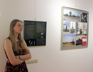 Даниэла Рябичева, внучка Дмитрия (Даниила) Рябичева у стендов выставки проекта "Династия продолжается"